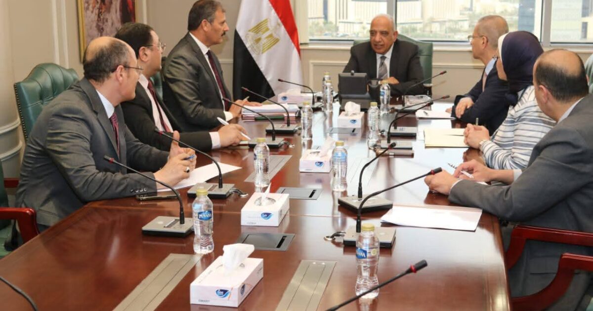 وزير الكهرباء والطاقة المتجددة يجتمع بخلية ادارة الازمات ويتابع خطة التشغيل لتأمين الشبكة الموحدة