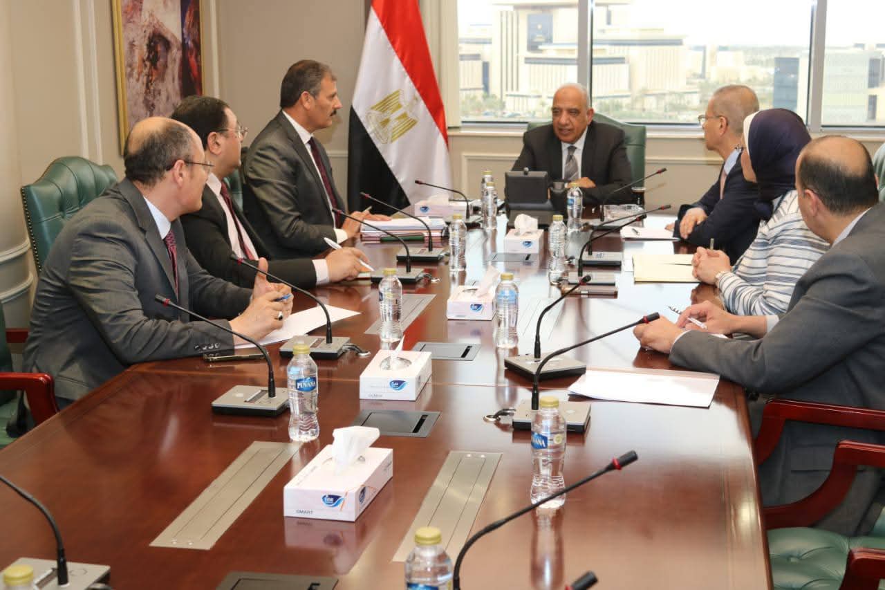 وزير الكهرباء والطاقة المتجددة يجتمع بخلية ادارة الازمات ويتابع خطة التشغيل لتأمين الشبكة الموحدة 