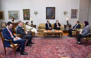 وزير الخارجية يستقبل وفد من البنك الأوروبي للاستثمار