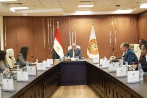 وزير العمل يلتقي ممثلي شركات توصيل الطلبات لبحث آليات تضمن توسيع مظلة الحماية الاجتماعية