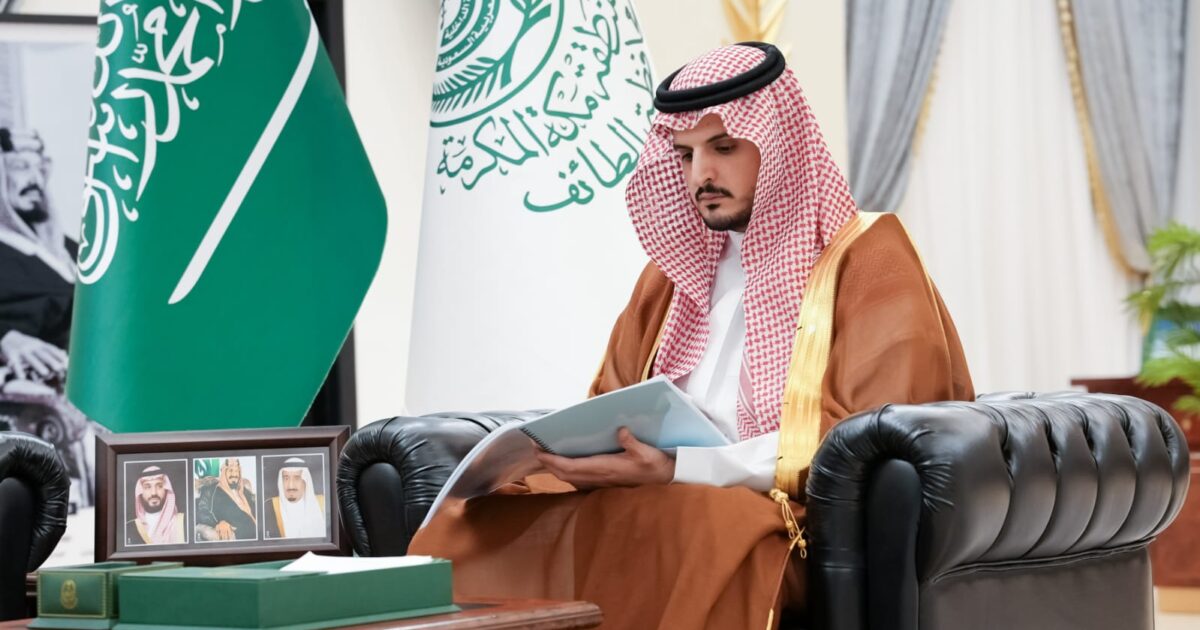 الأمير فواز بن سلطان يطلع على جهود مركز تلفزيون الطائف..