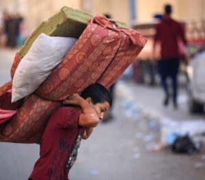 الغلاء ونقص تدفق المساعدات يضغطان على حياة الغزيين