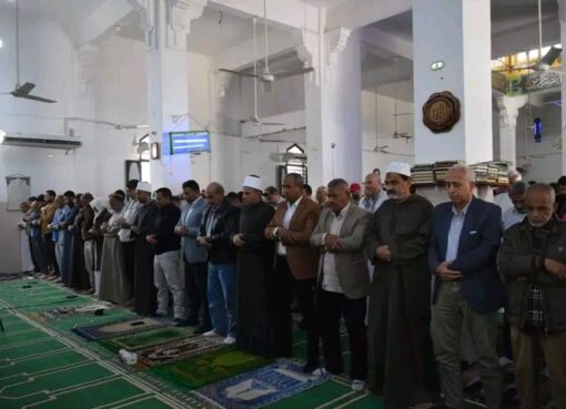محافظ السويس يؤدي صلاة الجمعة بمسجد التنعيم وسط الأهالي منطقة تعاونيات اسبيكو بحي فيصل