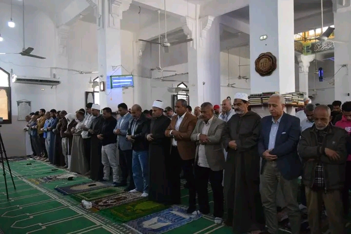 محافظ السويس يؤدي صلاة الجمعة بمسجد التنعيم وسط الأهالي منطقة تعاونيات اسبيكو بحي فيصل