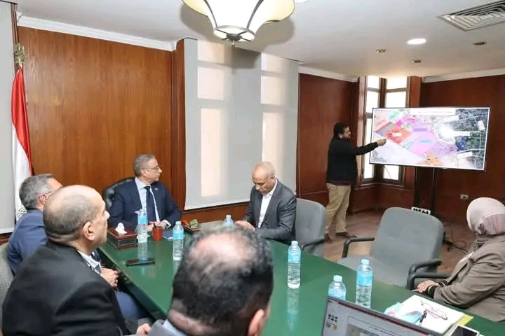 محافظ الجيزة يعقد لقاءً مع الجهاز التنفيذي للمنطقة الصناعية بأبو رواش لمتابعة المشروعات