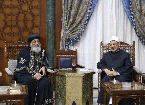 خلال اتصال هاتفي.. شيخ الأزهر يهنِّئ البابا تواضروس والإخوة المسيحيين بعيد القيامة المجيد