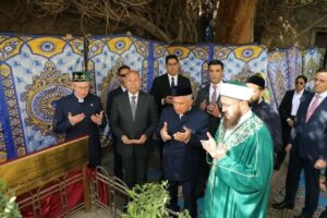 فى إطار زيارته الرسمية لمصر ..رئيس جمهورية تتارستان يزور قبر الشيخ موسى جار الله التتارى