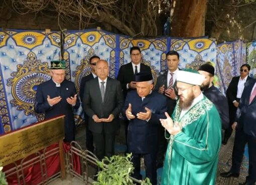 فى إطار زيارته الرسمية لمصر ..رئيس جمهورية تتارستان يزور قبر الشيخ موسى جار الله التتارى