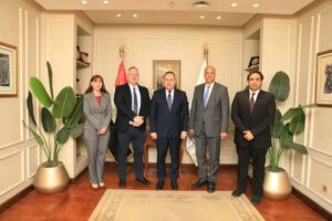وزير التعليم العالي يبحث تعزيز التعاون مع جامعة إيست لندن ومستجدات إنشاء فرع الجامعة في مصر