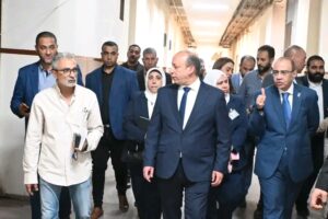 عميد طب قصر العيني يتفقد مرضى رعاية الطوارئ بـ "قسم 5"