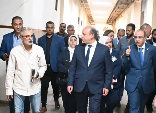 عميد طب قصر العيني يتفقد مرضى رعاية الطوارئ بـ "قسم 5"
