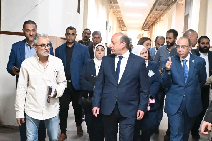 عميد طب قصر العيني يتفقد مرضى رعاية الطوارئ بـ "قسم 5"