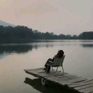 اتساع الداخل
بقلم/نشأت البسيوني 

مع مرور الوقت تكتشف ان داخلك اوسع بكتير مما كنت فاكر اوسع من حزنك ومن خوفك ومن كل اللي مر عليك لان الانسان من جواه مش مجرد مشاعر لحظية لكنه مساحة كبيرة بتتجمع فيها كل التجارب اللي عدت وكل المواقف اللي تعلمت منها وكل اللحظات اللي شكلتك من غير ما تنتبه وتبدأ تلاحظ انك بقيت تستوعب حاجات زمان كانت تكسر فيك وبقيت تهدى قدام امور كانت 

بتستفزك وتتعامل بعقل مع مواقف كنت زمان تضيع نفسك فيها ويمكن ده لانك زدت نضج وزادت قدرتك على فهم روحك اكتر

وتسأل نفسك ازاي كبرت جواك من غير ما تاخد بالك ازاي قدرت تمشي بعد حاجات كنت فاكر انك مش هتقوم منها ازاي بقى عندك قوة انت ما كنتش شايفها وازاي بقى في داخلك مساحة تستقبل حتى اللي يوجعك من غير ما يكسرك ومع الوقت تفهم ان الاتساع 

ده ما جهش فجأة لكنه نتاج صبرك على نفسك وصدقك مع ذاتك وتفكيرك اللي ما كانش دايما سهل وان كل مرة وقعت فيها كانت بتضيفلك مش بتنقص منك وتلاقي انك بقيت تشوف الدنيا من زاوية اوسع بقيت تفهم الناس وتسامح بعض الاخطاء وتوقف قصاد غيرها بثبات وتتعلم تمشي في الطريق اللي يريحك حتى لو ما كانش مفهوم للي حواليك تدرك ان اتساع الداخل هو اثمن شيء 

ممكن تملكه لانه اللي يخليك تكمل اللي يخليك تتجاوز اللي يخليك تفضل واقف مهما اتغيرت الظروف وان الانسان كل ما اتسع داخله كل ما ضاق اثر الوجع عليه وكل ما زادت حكمته وقدرته على الحياة