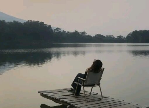 اتساع الداخل بقلم/نشأت البسيوني مع مرور الوقت تكتشف ان داخلك اوسع بكتير مما كنت فاكر اوسع من حزنك ومن خوفك ومن كل اللي مر عليك لان الانسان من جواه مش مجرد مشاعر لحظية لكنه مساحة كبيرة بتتجمع فيها كل التجارب اللي عدت وكل المواقف اللي تعلمت منها وكل اللحظات اللي شكلتك من غير ما تنتبه وتبدأ تلاحظ انك بقيت تستوعب حاجات زمان كانت تكسر فيك وبقيت تهدى قدام امور كانت بتستفزك وتتعامل بعقل مع مواقف كنت زمان تضيع نفسك فيها ويمكن ده لانك زدت نضج وزادت قدرتك على فهم روحك اكتر وتسأل نفسك ازاي كبرت جواك من غير ما تاخد بالك ازاي قدرت تمشي بعد حاجات كنت فاكر انك مش هتقوم منها ازاي بقى عندك قوة انت ما كنتش شايفها وازاي بقى في داخلك مساحة تستقبل حتى اللي يوجعك من غير ما يكسرك ومع الوقت تفهم ان الاتساع ده ما جهش فجأة لكنه نتاج صبرك على نفسك وصدقك مع ذاتك وتفكيرك اللي ما كانش دايما سهل وان كل مرة وقعت فيها كانت بتضيفلك مش بتنقص منك وتلاقي انك بقيت تشوف الدنيا من زاوية اوسع بقيت تفهم الناس وتسامح بعض الاخطاء وتوقف قصاد غيرها بثبات وتتعلم تمشي في الطريق اللي يريحك حتى لو ما كانش مفهوم للي حواليك تدرك ان اتساع الداخل هو اثمن شيء ممكن تملكه لانه اللي يخليك تكمل اللي يخليك تتجاوز اللي يخليك تفضل واقف مهما اتغيرت الظروف وان الانسان كل ما اتسع داخله كل ما ضاق اثر الوجع عليه وكل ما زادت حكمته وقدرته على الحياة