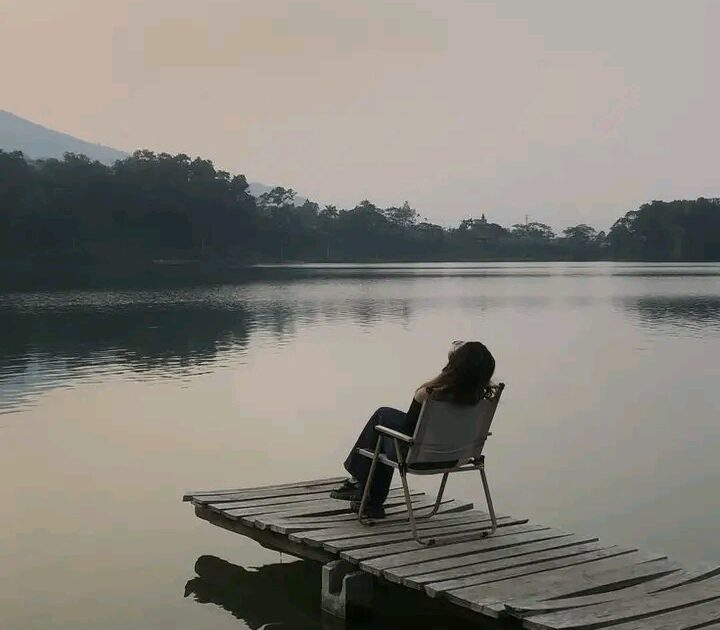 اتساع الداخل بقلم/نشأت البسيوني مع مرور الوقت تكتشف ان داخلك اوسع بكتير مما كنت فاكر اوسع من حزنك ومن خوفك ومن كل اللي مر عليك لان الانسان من جواه مش مجرد مشاعر لحظية لكنه مساحة كبيرة بتتجمع فيها كل التجارب اللي عدت وكل المواقف اللي تعلمت منها وكل اللحظات اللي شكلتك من غير ما تنتبه وتبدأ تلاحظ انك بقيت تستوعب حاجات زمان كانت تكسر فيك وبقيت تهدى قدام امور كانت بتستفزك وتتعامل بعقل مع مواقف كنت زمان تضيع نفسك فيها ويمكن ده لانك زدت نضج وزادت قدرتك على فهم روحك اكتر وتسأل نفسك ازاي كبرت جواك من غير ما تاخد بالك ازاي قدرت تمشي بعد حاجات كنت فاكر انك مش هتقوم منها ازاي بقى عندك قوة انت ما كنتش شايفها وازاي بقى في داخلك مساحة تستقبل حتى اللي يوجعك من غير ما يكسرك ومع الوقت تفهم ان الاتساع ده ما جهش فجأة لكنه نتاج صبرك على نفسك وصدقك مع ذاتك وتفكيرك اللي ما كانش دايما سهل وان كل مرة وقعت فيها كانت بتضيفلك مش بتنقص منك وتلاقي انك بقيت تشوف الدنيا من زاوية اوسع بقيت تفهم الناس وتسامح بعض الاخطاء وتوقف قصاد غيرها بثبات وتتعلم تمشي في الطريق اللي يريحك حتى لو ما كانش مفهوم للي حواليك تدرك ان اتساع الداخل هو اثمن شيء ممكن تملكه لانه اللي يخليك تكمل اللي يخليك تتجاوز اللي يخليك تفضل واقف مهما اتغيرت الظروف وان الانسان كل ما اتسع داخله كل ما ضاق اثر الوجع عليه وكل ما زادت حكمته وقدرته على الحياة