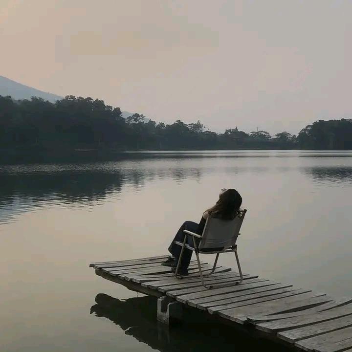 اتساع الداخل بقلم/نشأت البسيوني مع مرور الوقت تكتشف ان داخلك اوسع بكتير مما كنت فاكر اوسع من حزنك ومن خوفك ومن كل اللي مر عليك لان الانسان من جواه مش مجرد مشاعر لحظية لكنه مساحة كبيرة بتتجمع فيها كل التجارب اللي عدت وكل المواقف اللي تعلمت منها وكل اللحظات اللي شكلتك من غير ما تنتبه وتبدأ تلاحظ انك بقيت تستوعب حاجات زمان كانت تكسر فيك وبقيت تهدى قدام امور كانت بتستفزك وتتعامل بعقل مع مواقف كنت زمان تضيع نفسك فيها ويمكن ده لانك زدت نضج وزادت قدرتك على فهم روحك اكتر وتسأل نفسك ازاي كبرت جواك من غير ما تاخد بالك ازاي قدرت تمشي بعد حاجات كنت فاكر انك مش هتقوم منها ازاي بقى عندك قوة انت ما كنتش شايفها وازاي بقى في داخلك مساحة تستقبل حتى اللي يوجعك من غير ما يكسرك ومع الوقت تفهم ان الاتساع ده ما جهش فجأة لكنه نتاج صبرك على نفسك وصدقك مع ذاتك وتفكيرك اللي ما كانش دايما سهل وان كل مرة وقعت فيها كانت بتضيفلك مش بتنقص منك وتلاقي انك بقيت تشوف الدنيا من زاوية اوسع بقيت تفهم الناس وتسامح بعض الاخطاء وتوقف قصاد غيرها بثبات وتتعلم تمشي في الطريق اللي يريحك حتى لو ما كانش مفهوم للي حواليك تدرك ان اتساع الداخل هو اثمن شيء ممكن تملكه لانه اللي يخليك تكمل اللي يخليك تتجاوز اللي يخليك تفضل واقف مهما اتغيرت الظروف وان الانسان كل ما اتسع داخله كل ما ضاق اثر الوجع عليه وكل ما زادت حكمته وقدرته على الحياة