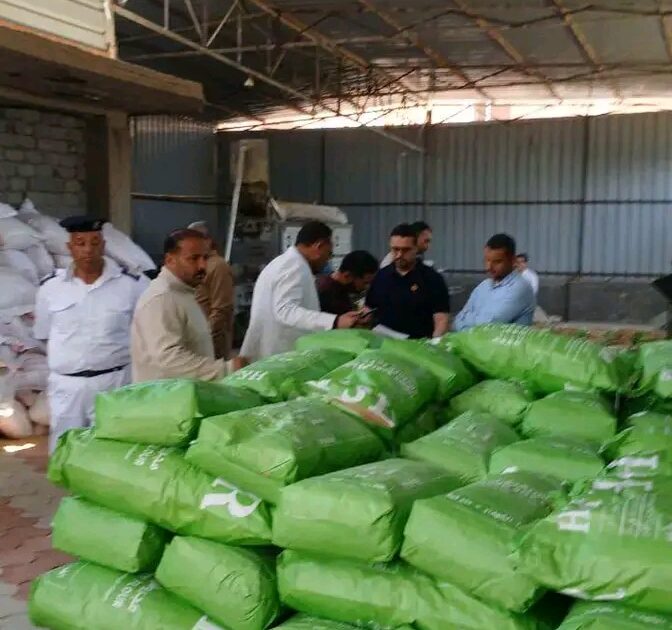 ضبط مصنع وهمي يحوّل العلف إلى “دقيق غذائي” فاسد بالمنوفية
