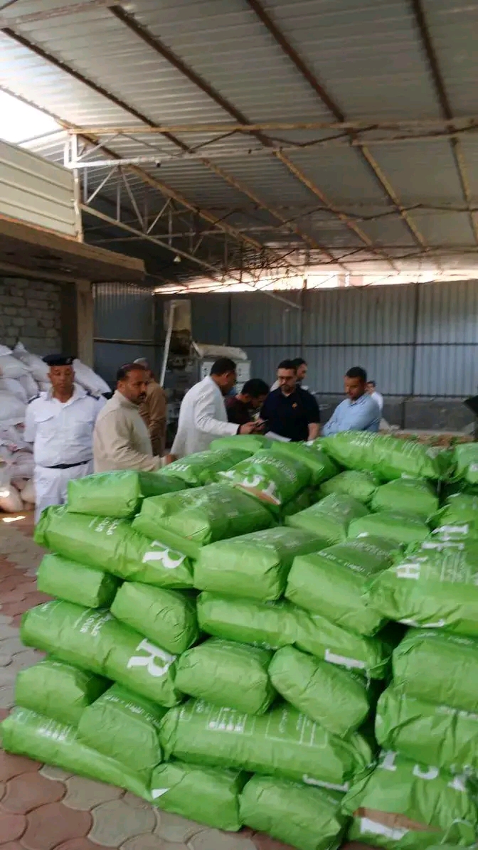 ضبط مصنع وهمي يحوّل العلف إلى “دقيق غذائي” فاسد بالمنوفية