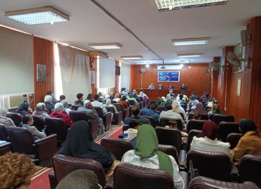 في زمنٍ قد تُشعل فيه كلمةٌ عابرة حريقًا في الوعي قبل الشارع، نظّمت إدارة إعلام المنوفية بالتعاون مع جامعة المنوفية ندوة موسعة