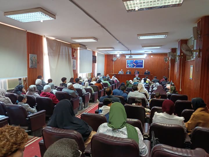 في زمنٍ قد تُشعل فيه كلمةٌ عابرة حريقًا في الوعي قبل الشارع، نظّمت إدارة إعلام المنوفية بالتعاون مع جامعة المنوفية ندوة موسعة