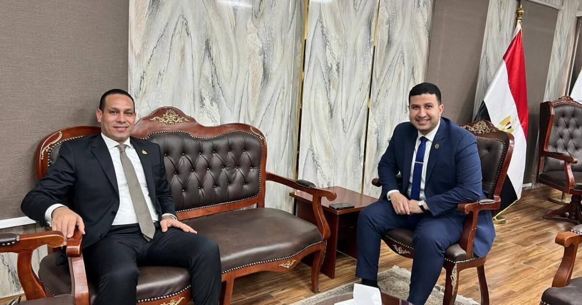 النائب سيد عبد الجليل يهنئ الدكتور محمد جبريل بمنصبه الجديد ويستعرض مطالب أهالي "الدائرة الثالثة" الصحية