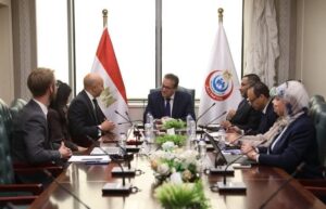 وزير الصحة يبحث مع شركة لوريال مصر تعزيز التعاون في الصحة الجلدية وإطالة العمر الصحي