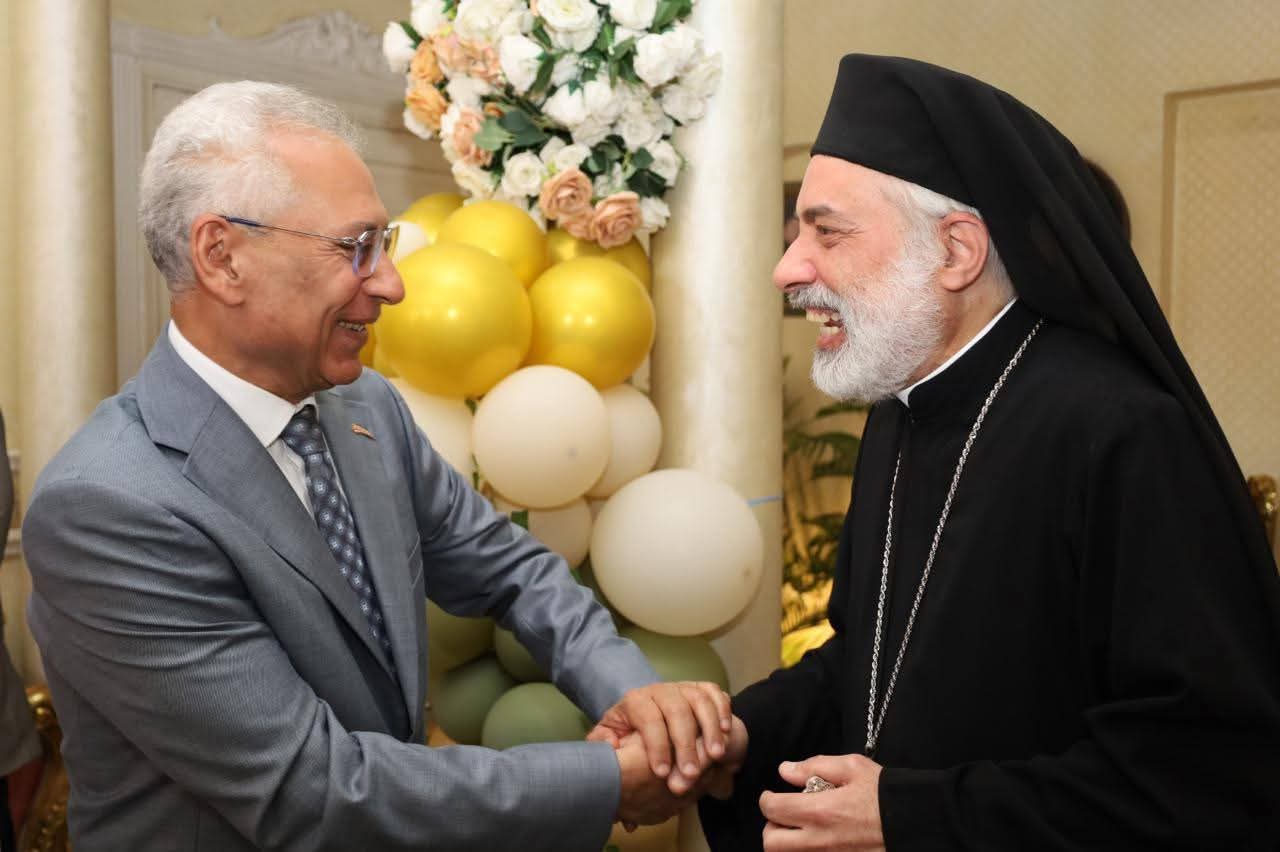 رئيس جامعة المنيا يترأس وفدًا رسمياً من الطلاب المصريين والوافدين لتهنئة كنائس المنيا بعيد القيامة المجيد