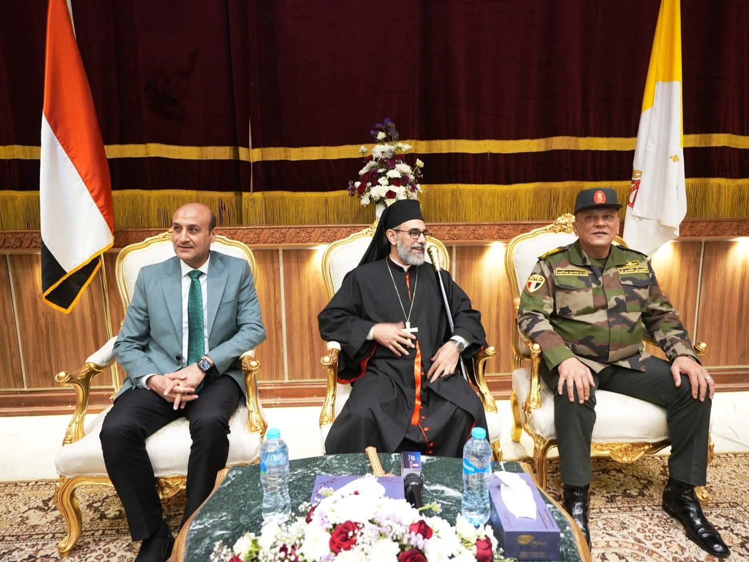 محافظ أسيوط يواصل جولاته بالكنائس للتهنئة بعيد القيامة المجيد ويؤكد: ترابط المصريين قوة دافعة نحو الاستقرار والتقدمم