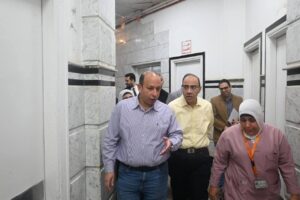 رئيس مجلس إدارة مستشفيات جامعة القاهرة يتفقد مستشفى الطوارئ للاطمئنان على انتظام العمل ومعايير السلامة