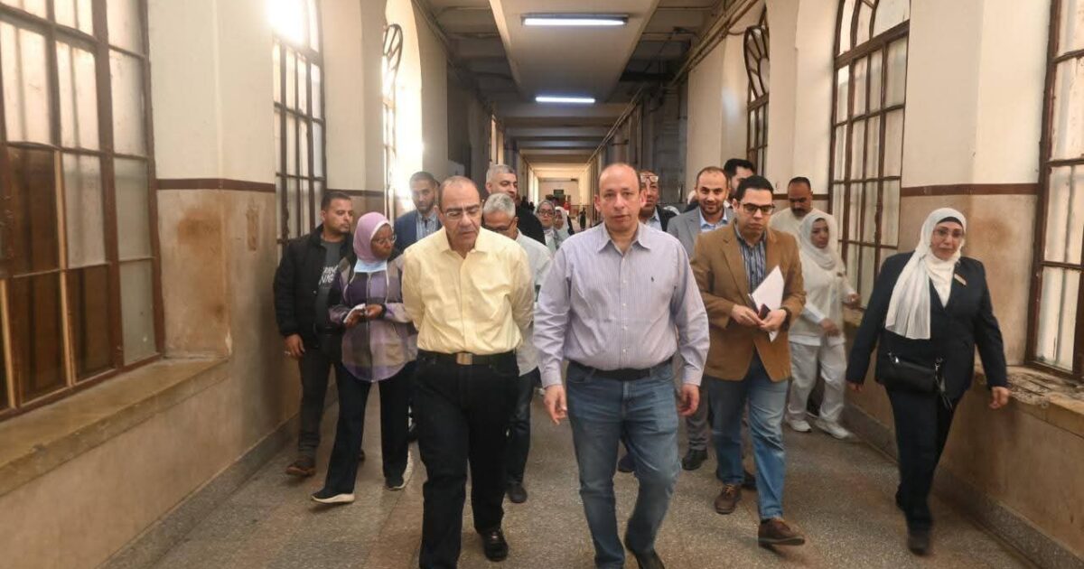 رئيس مجلس إدارة مستشفيات جامعة القاهرة يتفقد مستشفى الطوارئ للاطمئنان على انتظام العمل ومعايير السلامة