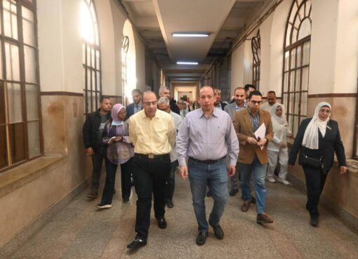 رئيس مجلس إدارة مستشفيات جامعة القاهرة يتفقد مستشفى الطوارئ للاطمئنان على انتظام العمل ومعايير السلامة