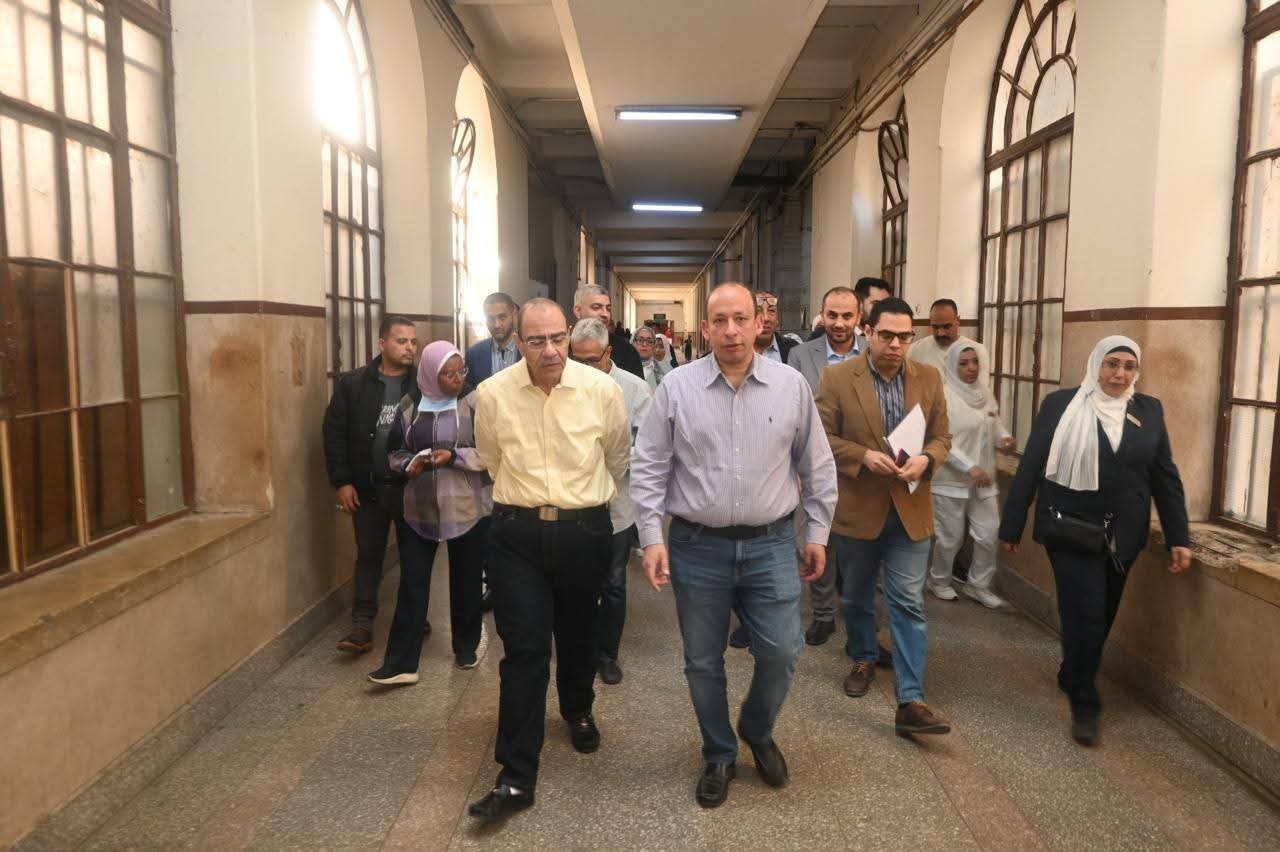 رئيس مجلس إدارة مستشفيات جامعة القاهرة يتفقد مستشفى الطوارئ للاطمئنان على انتظام العمل ومعايير السلامة