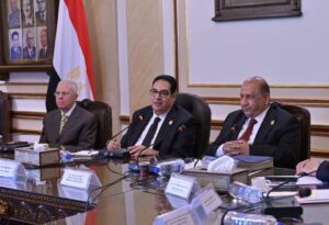 في إطار متابعته لسير العملية التعليمية بكليات الجامعة ومعاهدها .. رئيس جامعة القاهرة يترأس اجتماع مجلس شئون التعليم والطلاب بالجامعة