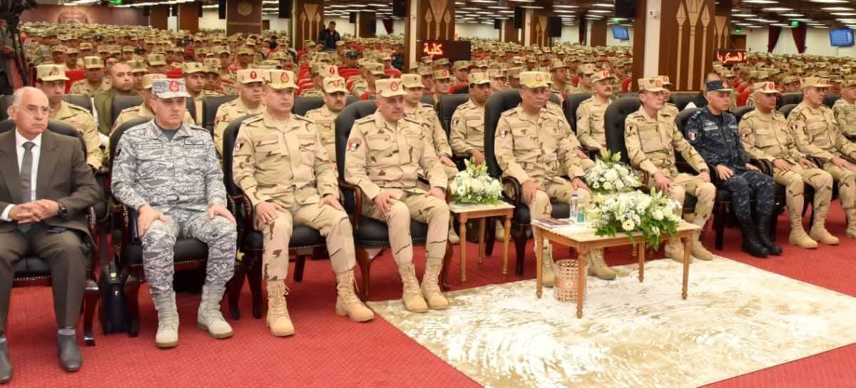 وزير الدفاع يلتقي عددًا من دارسي الأكاديمية العسكرية والكليات والمعاهد العسكرية