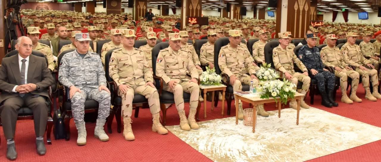 وزير الدفاع يلتقي عددًا من دارسي الأكاديمية العسكرية والكليات والمعاهد العسكرية