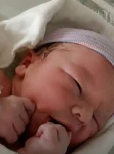 بين التعب والثقة… لحظات كادت تفقد فيها أم رضيعتها داخل مستشفى جامعي