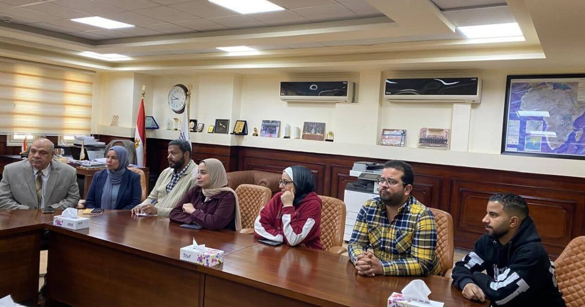 رئيس جامعة القاهرة الجديدة التكنولوجية يجتمع بمديري الإدارات لبحث سبل ورفع كفاءة الأداء المؤسسي