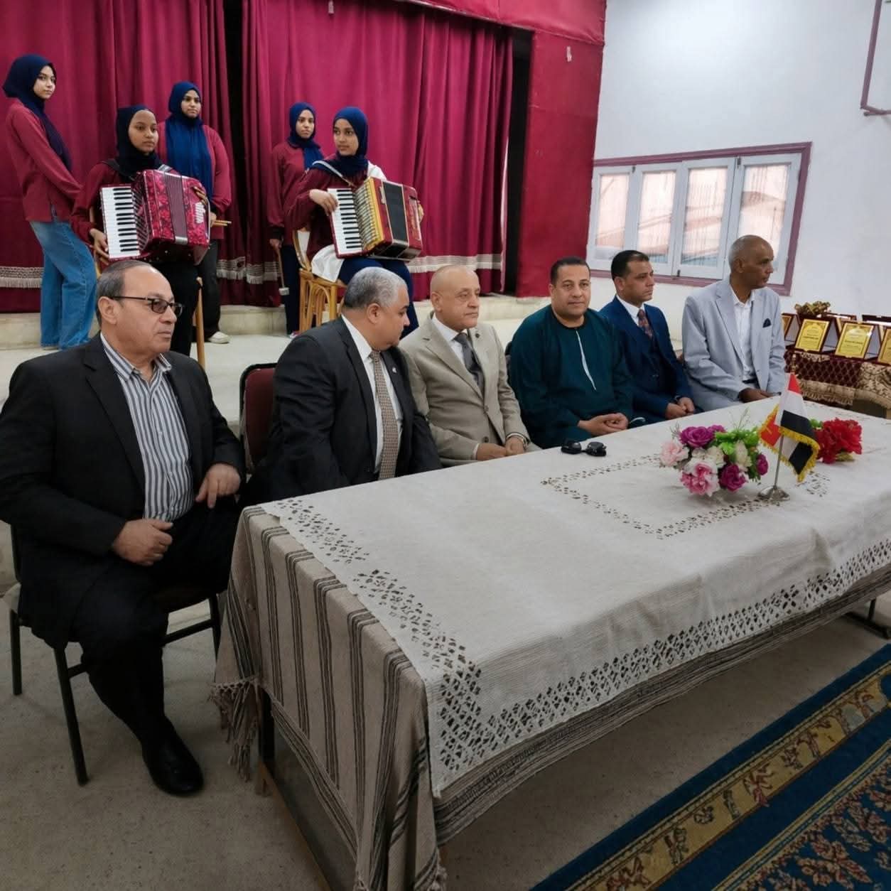 عمارةيفتتح معرض العلوم بمدرسة أرمنت الثانوية بنات بارمنت