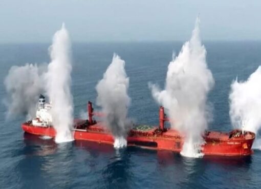 استهداف سفينة حاويات قبالة عمان وإصابات فى غرفة القيادة