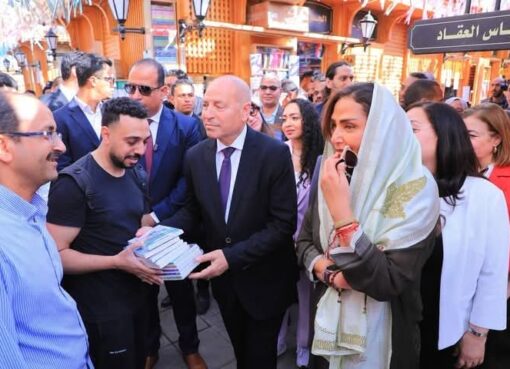 محافظ القاهرة وسفيرة النوايا الحسنة لموئل الأمم المتحدة يتفقدان سوق العتبة كنموذج قابل للتكرار والتوسّع 