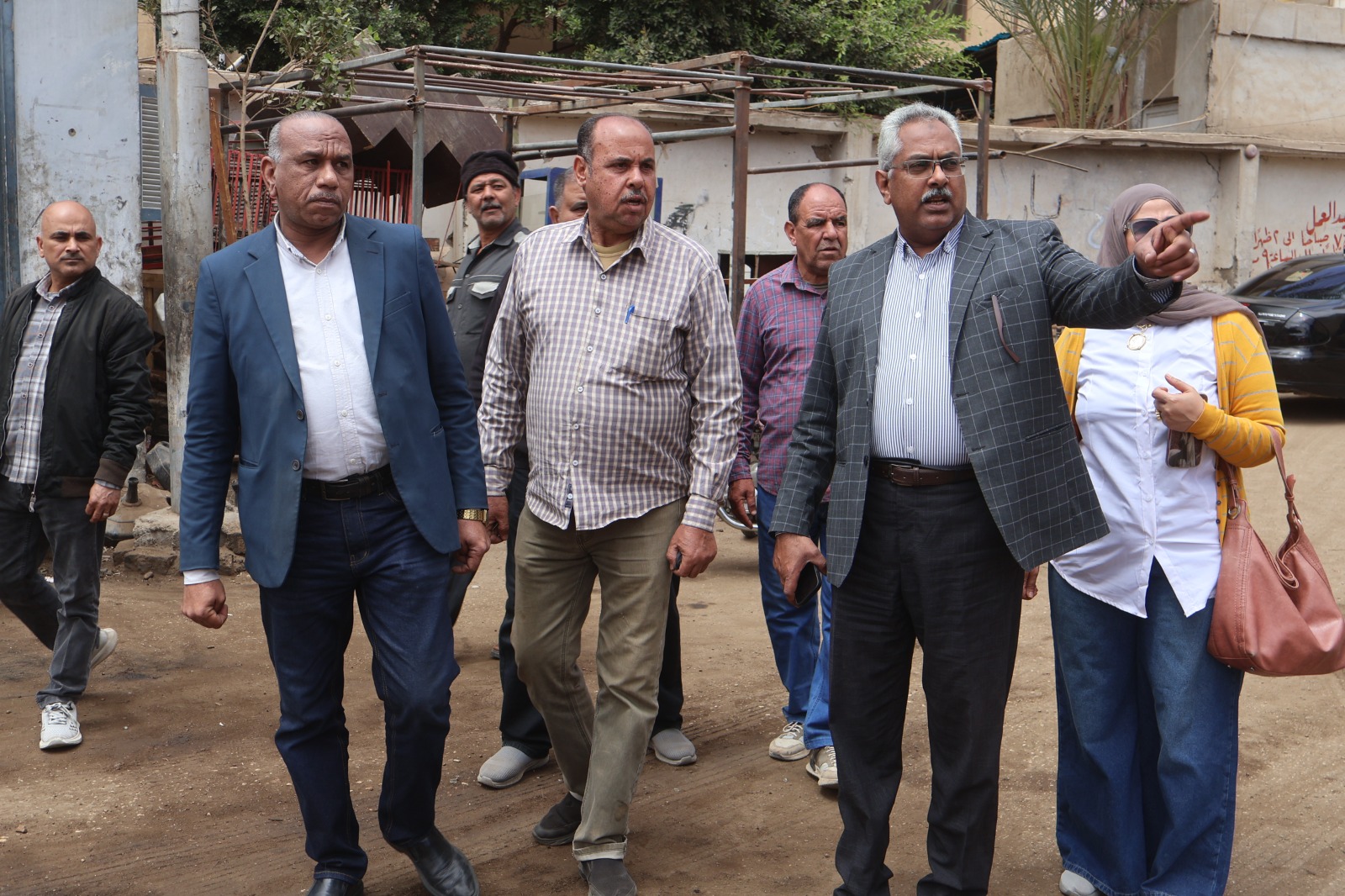 نائب محافظ سوهاج يتفقد جاهزية الحملة الميكانيكية بحي غرب