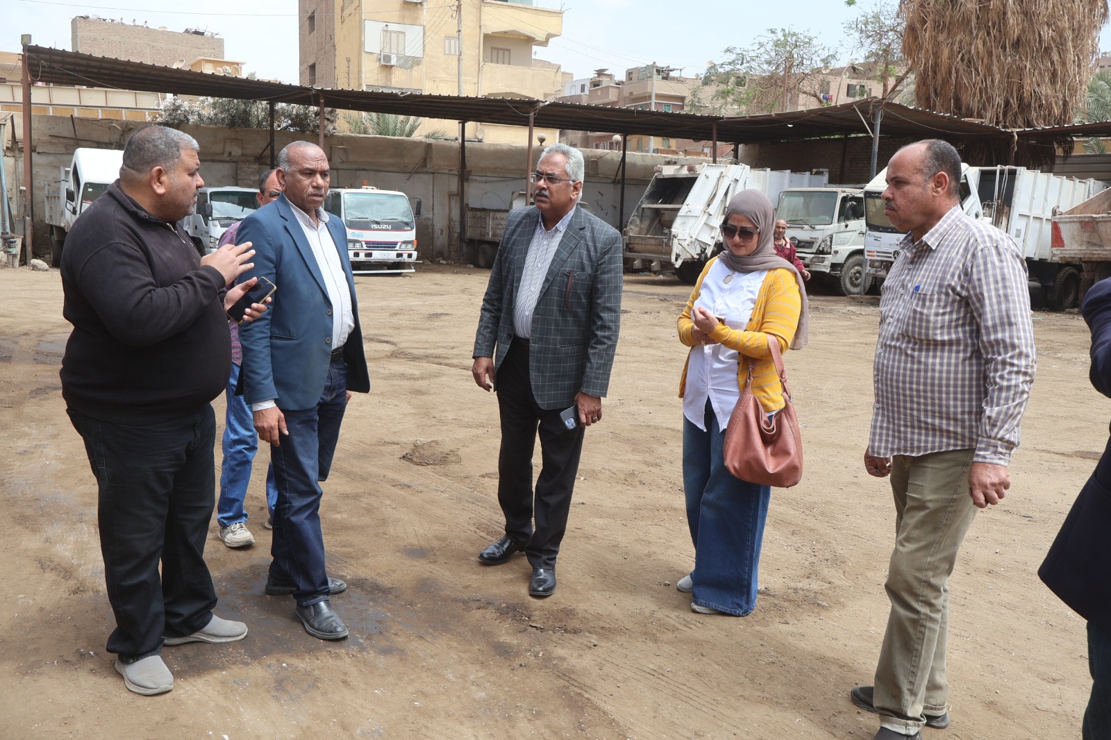 نائب محافظ سوهاج يتفقد جاهزية الحملة الميكانيكية بحي غرب... فيديو