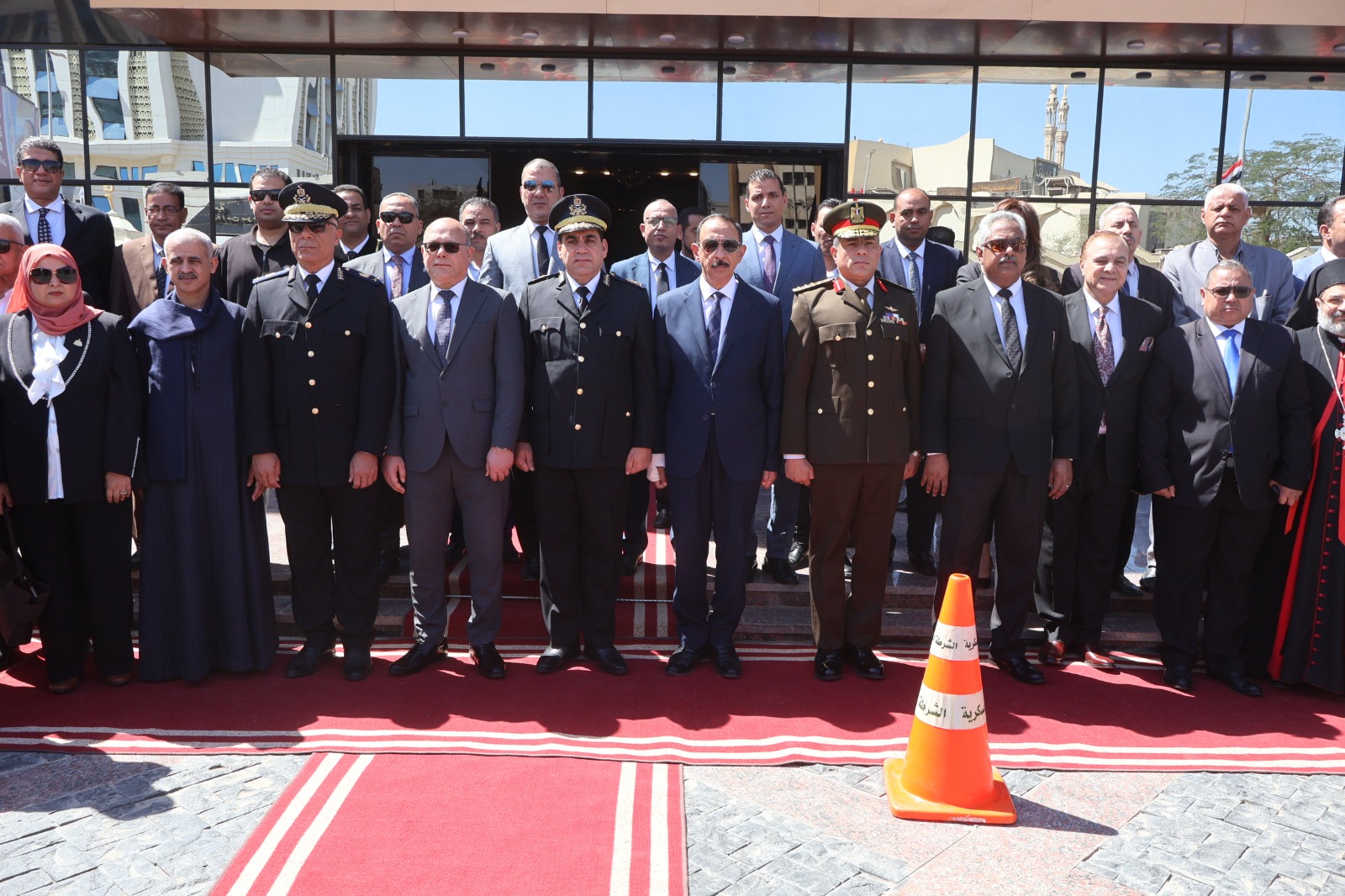 محافظ سوهاج يضع إكليل الزهور على النصب التذكاري لشهداء المحافظة إحياءً للذكرى 227 لعيد سوهاج القومي