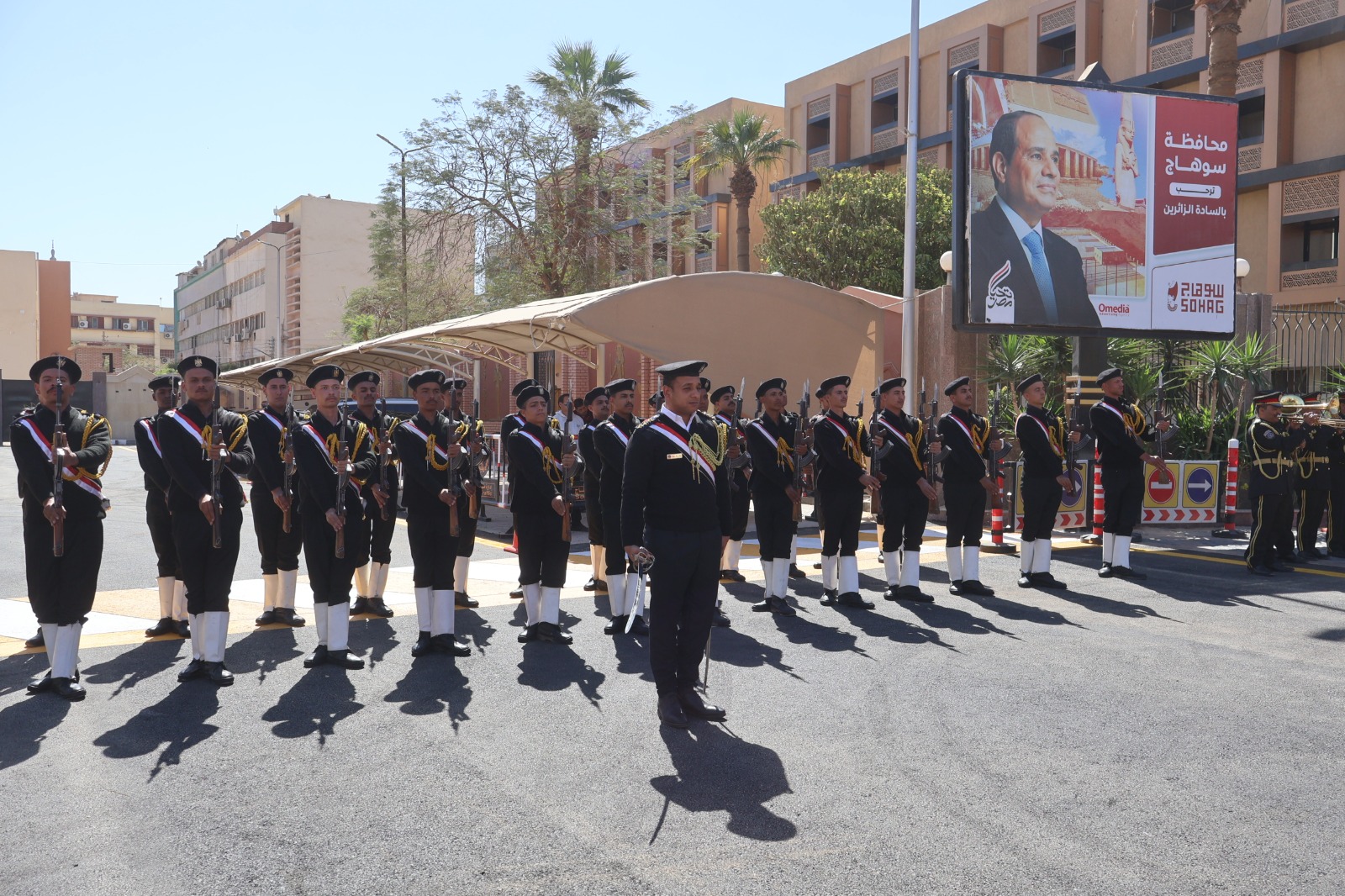 محافظ سوهاج يضع إكليل الزهور على النصب التذكاري لشهداء المحافظة إحياءً للذكرى 227 لعيد سوهاج القومي