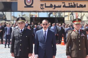 محافظ سوهاج يضع إكليل الزهور على النصب التذكاري لشهداء المحافظة إحياءً للذكرى 227 لعيد سوهاج القومي