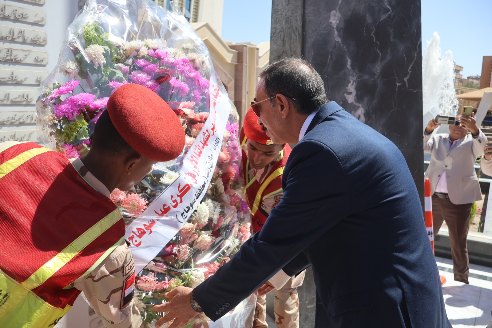 محافظ سوهاج يضع إكليل الزهور على النصب التذكاري لشهداء المحافظة إحياءً للذكرى 227 لعيد سوهاج القومي
