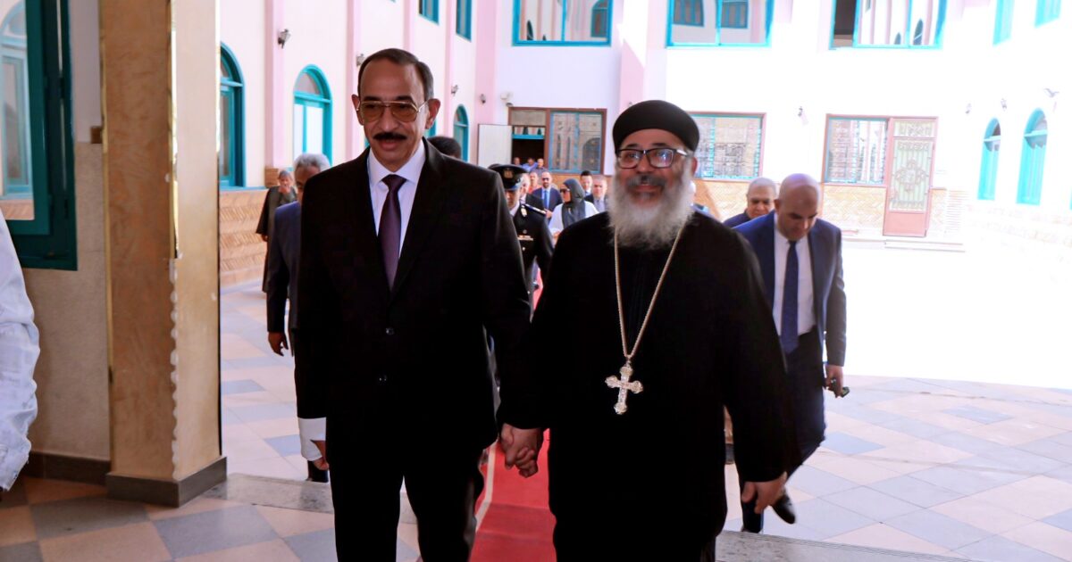 محافظ سوهاج يشارك أطفال "بيت الرحمة" المسيحية فرحتهم بعيد القيامة المجيد