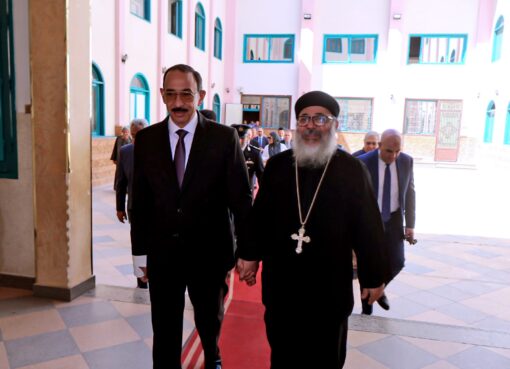 محافظ سوهاج يشارك أطفال "بيت الرحمة" المسيحية فرحتهم بعيد القيامة المجيد