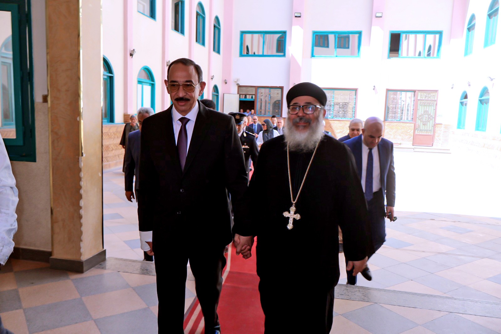 محافظ سوهاج يشارك أطفال "بيت الرحمة" المسيحية فرحتهم بعيد القيامة المجيد