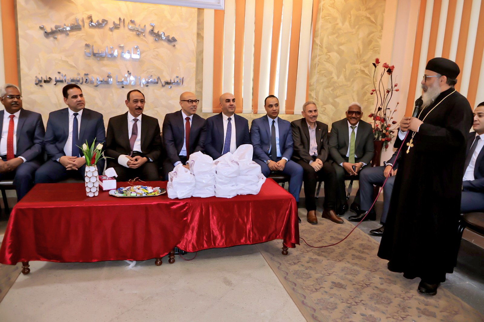 محافظ سوهاج يشارك أطفال "بيت الرحمة" المسيحية فرحتهم بعيد القيامة المجيد